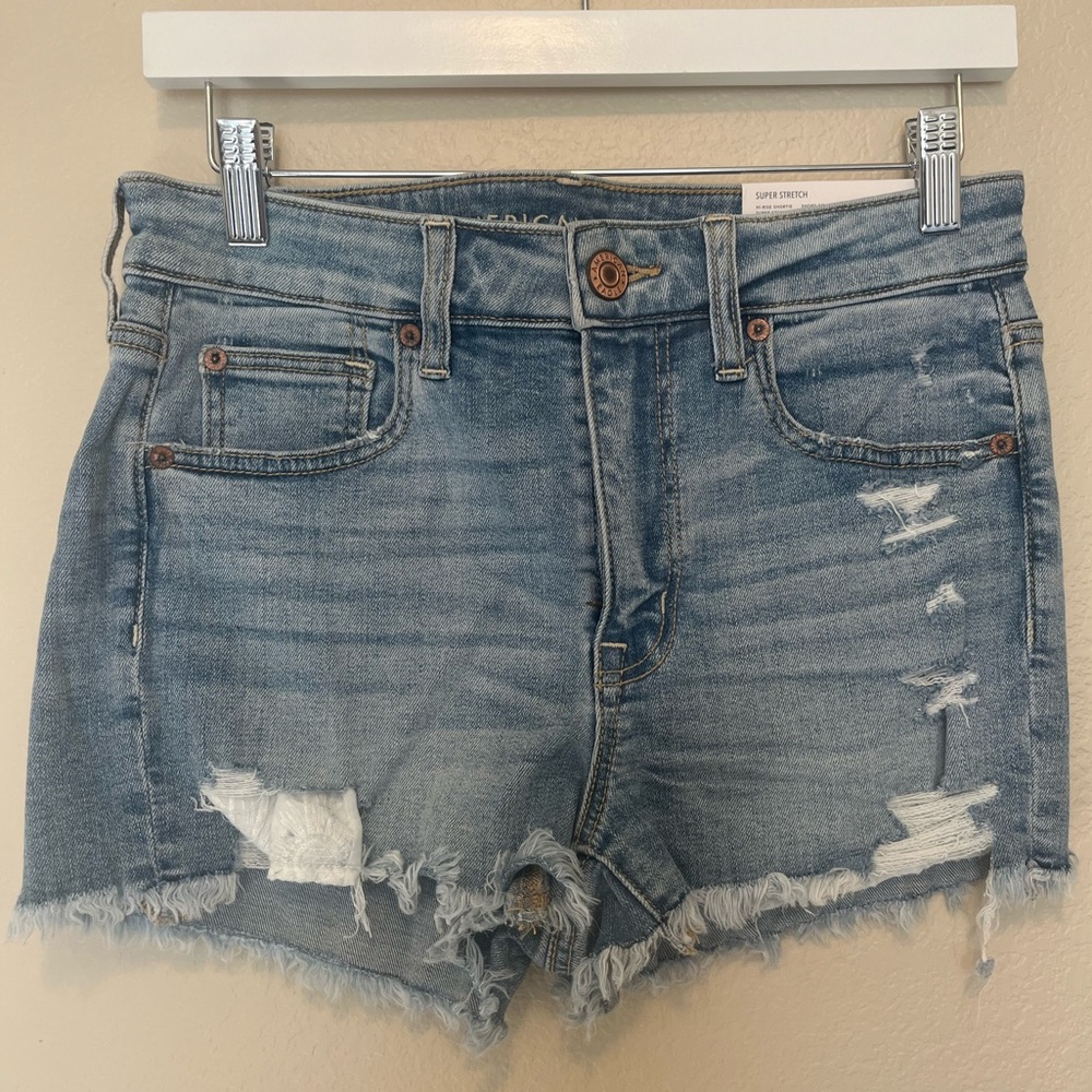 NWT American Eagle Outfitters
Light Denim Hi-Rise Shortie